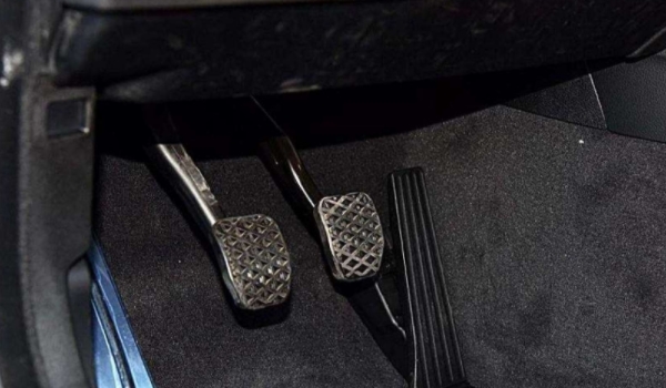 手動擋只踩剎車不踩離合會熄火嗎 會出現(xiàn)熄火（要同時來操作）