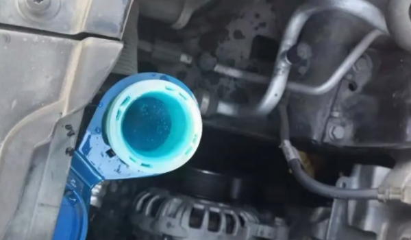 玻璃水凍了怎么解凍什么方法最快 車輛放入暖庫(kù)解凍最快