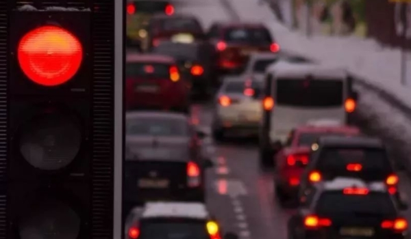 紅燈闖一半停下來了算闖紅燈嗎 不算闖紅燈（停下不可以移動車輛）