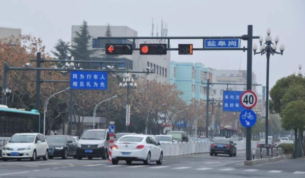 紅燈闖一半停下來了算闖紅燈嗎 不算闖紅燈（停下不可以移動車輛）