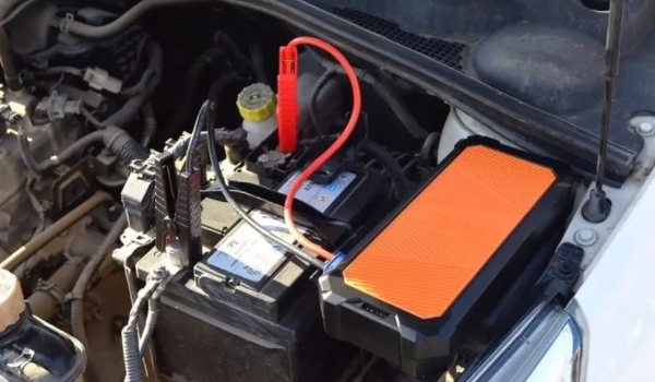 汽車電瓶充電需要多長時(shí)間 充電需要等待3-5個(gè)小時(shí)可以充滿