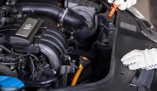 汽車機油多長時間換一次最好 5000/10000公里更換（看機油品質(zhì)）