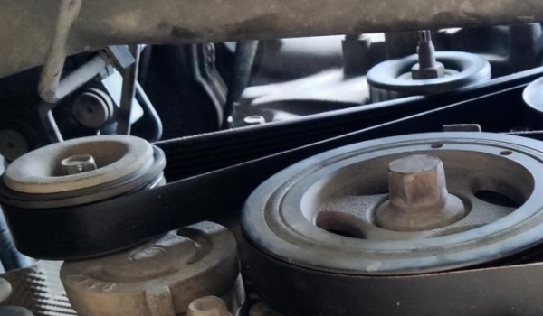 發(fā)動機皮帶換一套多少錢 更換的價格是500-1000元（出現異響及時檢查）