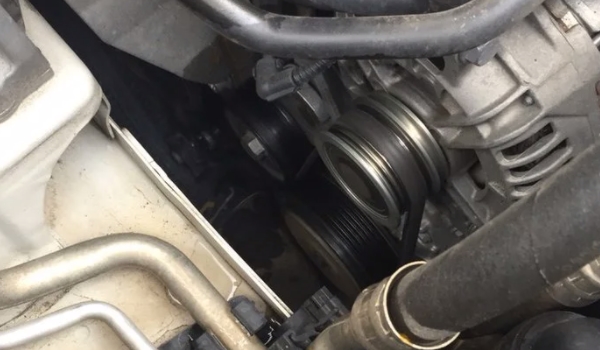 發(fā)動機皮帶吱吱響是怎么回事 皮帶松緊故障、緊張輪失效、震動劇烈