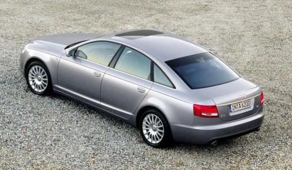 奧迪a6多少錢 2004款售價(jià)30.80萬元（二手車售價(jià)1.80到5.80萬）