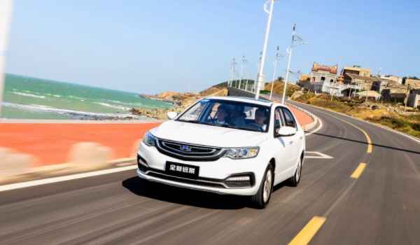 吉利遠景怎么樣 油耗低、動力好、后備箱空間大（1.5L自然吸氣發(fā)動機）