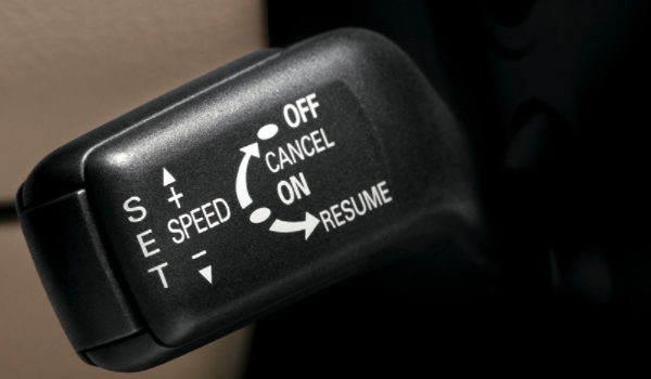 定速巡航怎么用 按下控制按鍵可以打開和關(guān)閉（SET+/SET-設(shè)置速度）