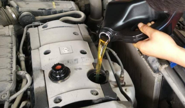 換機(jī)油多少錢 500元到2000元之間（看汽車品牌）