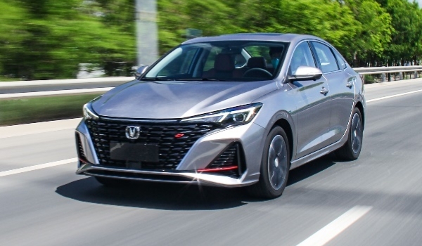 長安逸動(dòng)怎么樣 舒適性好、顏值較高、油耗低（百公里油耗6L）