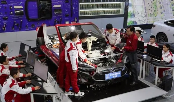 汽修學校學費多少 8000元到15000元（學校資質不同價格不同）