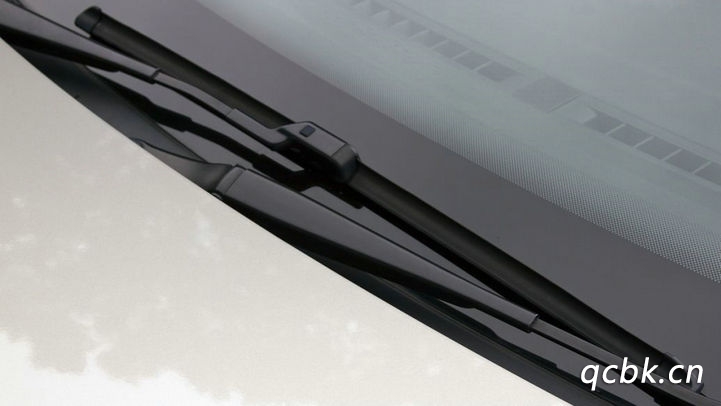 雅閣雨刷怎么卸下來