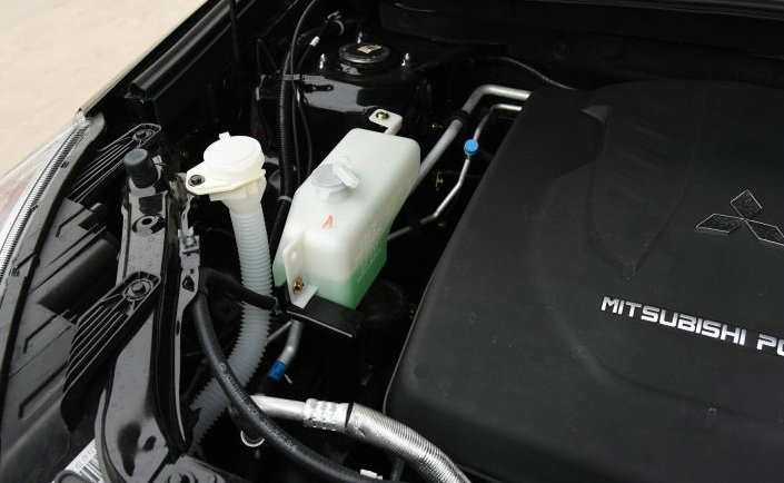 汽車發(fā)動機水箱在哪里
