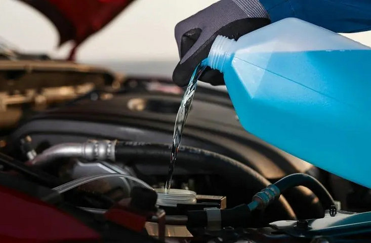 汽車發(fā)動機水箱加什么水