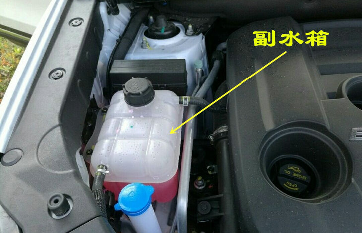 汽車發(fā)動機水箱蓋噴水怎么回事