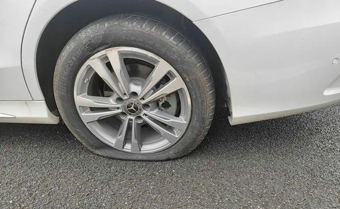 車輛爆胎時應怎樣應對