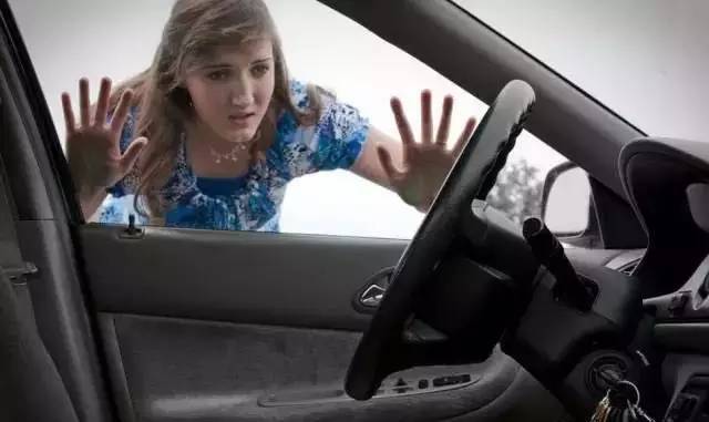 車鑰匙鎖車?yán)锪嗽趺崔k