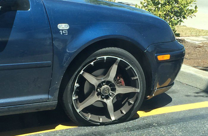 車胎爆了繼續(xù)開(kāi)了一段輪轂壞不壞