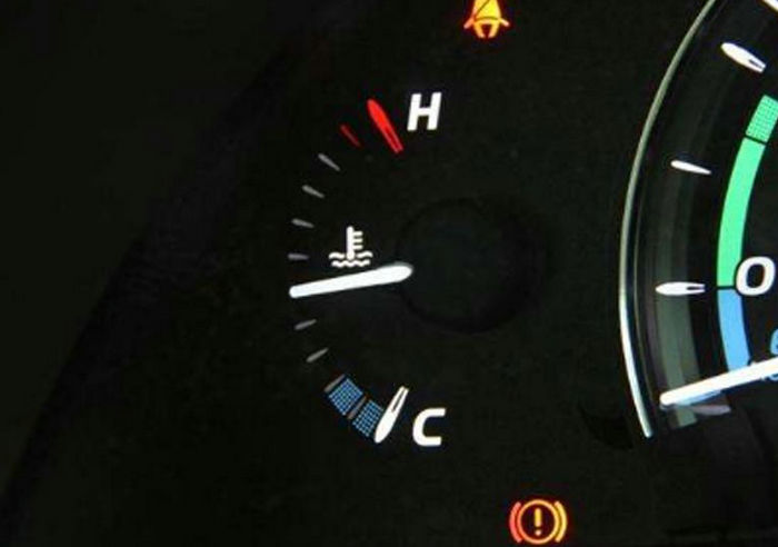 汽車發(fā)動(dòng)機(jī)溫度過高還能開嗎