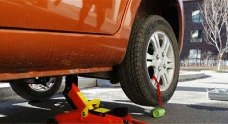 汽車千斤頂怎么取出來(lái)