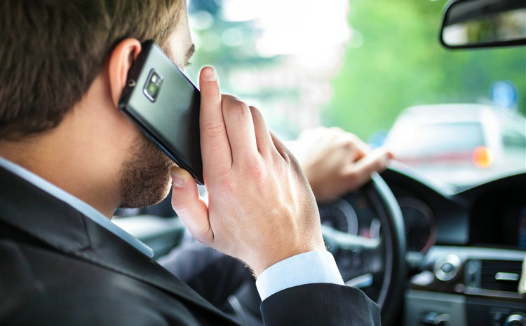 開(kāi)車(chē)打電話(huà)扣幾分罰款多少錢(qián)