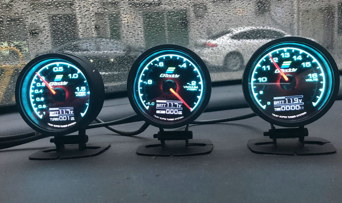 汽車(chē)行駛中電壓一會(huì)高一會(huì)低是什么原因