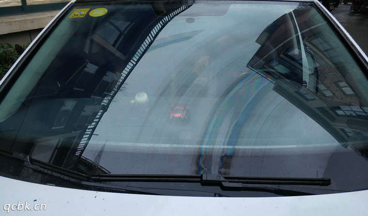 擋風(fēng)玻璃上有油膜怎么去除