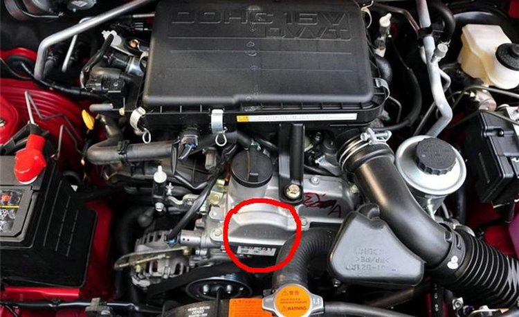 豐田蘭德酷路澤4700發(fā)動機號在哪里