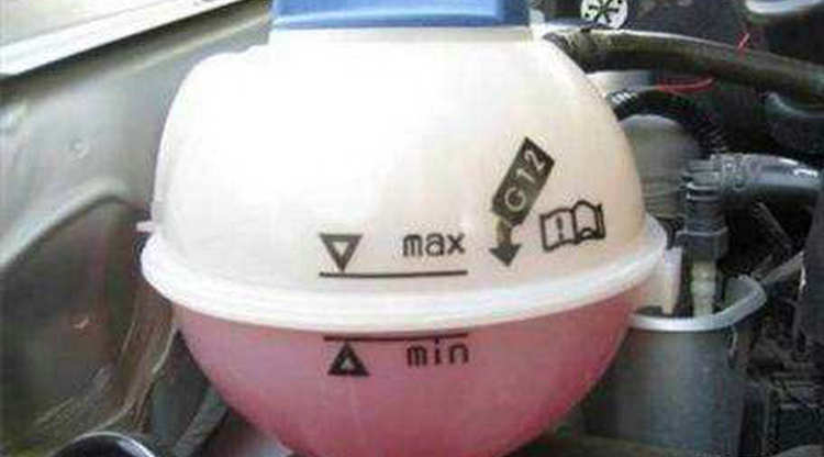 發(fā)動機冷卻液在哪個位置