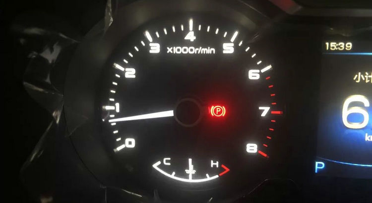 發(fā)動(dòng)機(jī)怠速高降不下來怎么辦 發(fā)動(dòng)機(jī)怠速高怎么辦