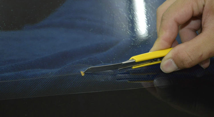 車(chē)后擋風(fēng)玻璃膜起氣泡怎么撕掉