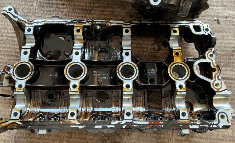 發(fā)動機(jī)有油泥怎么清理