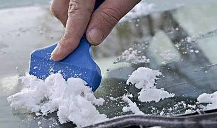 汽車玻璃結(jié)冰怎么快速處理