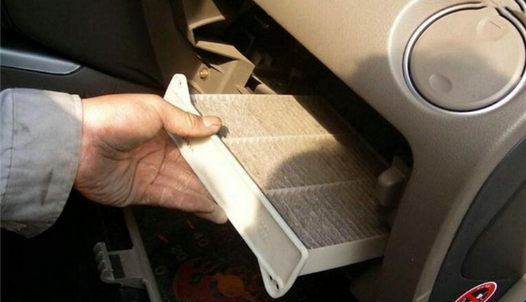 汽車為什么空調剛開很臭