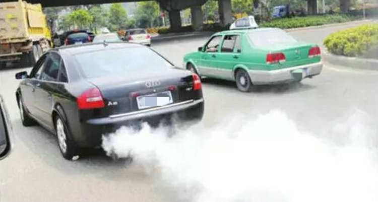 汽車(chē)冒白煙味道刺鼻是不是燒機(jī)油