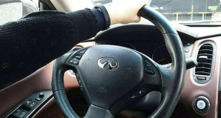 方向盤(pán)沒(méi)回正車鑰匙擰不動(dòng)怎么辦