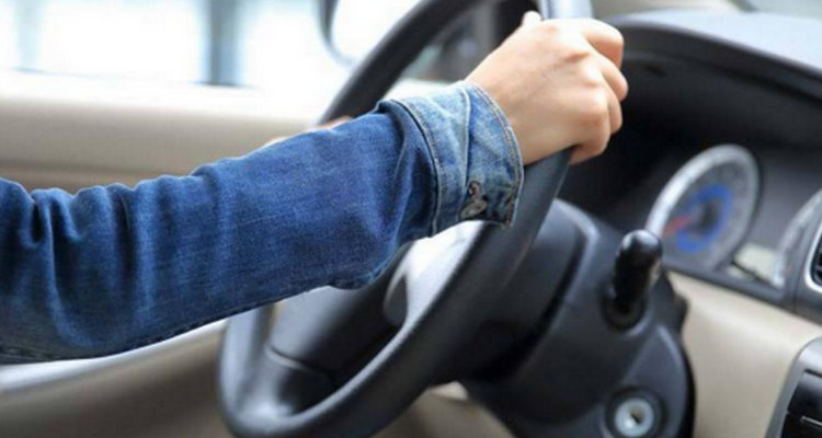 倒車車屁股往左邊方向盤怎么調