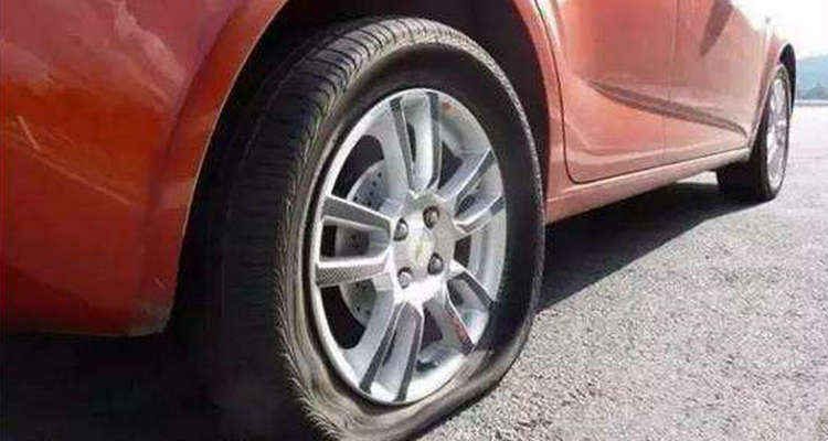 轎車輪胎側(cè)面劃傷多深要換