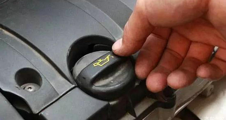 機(jī)油加在汽車(chē)哪個(gè)位置