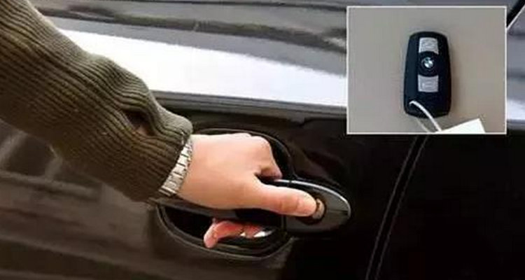 車門鎖住了鑰匙在車里怎么開門