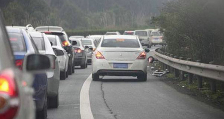 在高速公路上開(kāi)車(chē)注意事項(xiàng)