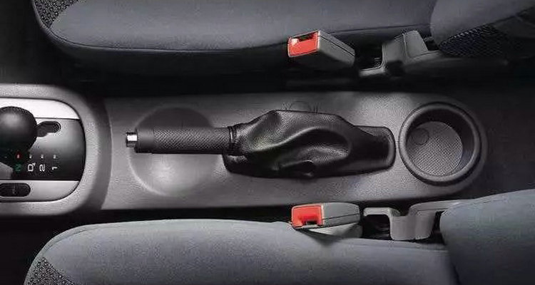 平地停車(chē)不拉手剎可以嗎