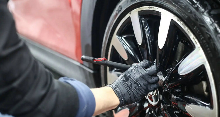 輪轂翻新一般多少錢(qián) 汽車(chē)輪轂怎么翻新