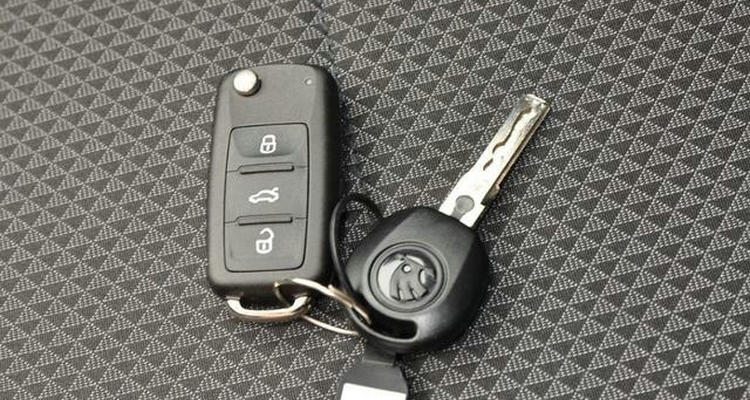 汽車(chē)鑰匙鎖在車(chē)內(nèi)了怎么辦