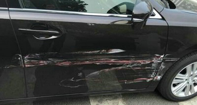 黑車被蹭上白色漆怎么辦
