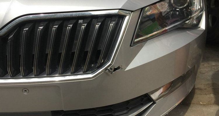 車前唇撞裂了能修補嗎