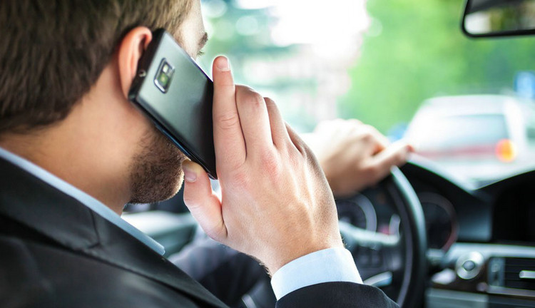 開(kāi)車(chē)撥打電話(huà)怎么罰款扣分