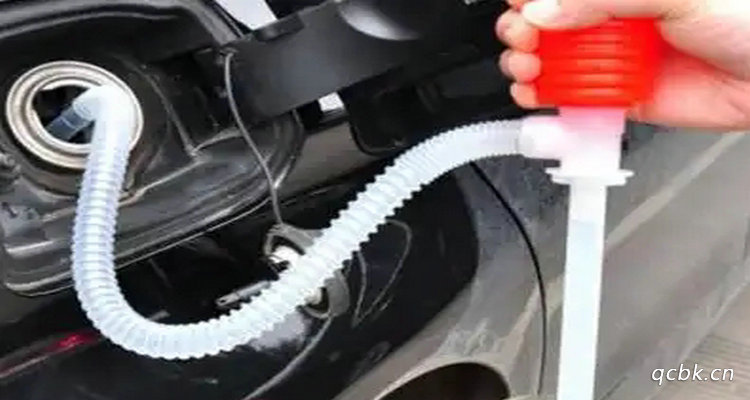 快速?gòu)霓I車油箱抽油方法