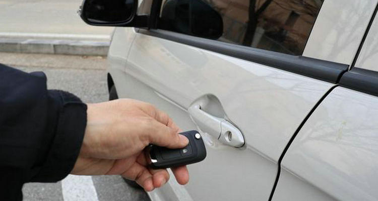 車子啟動狀態(tài)下車門鎖死怎么辦