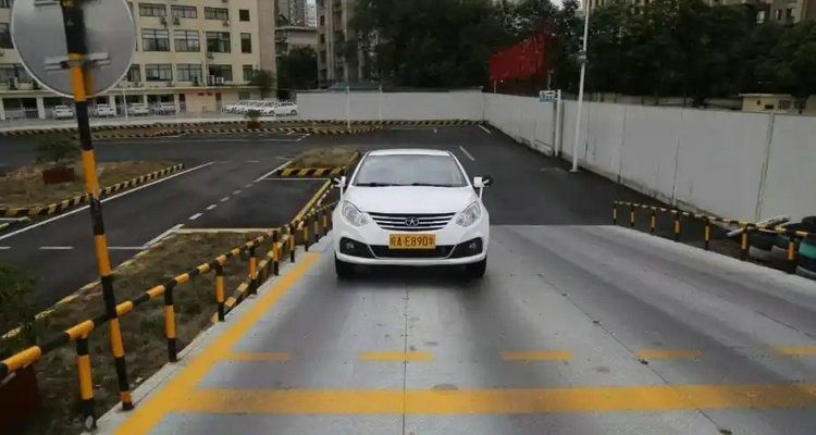 新手開車上坡怎么起步