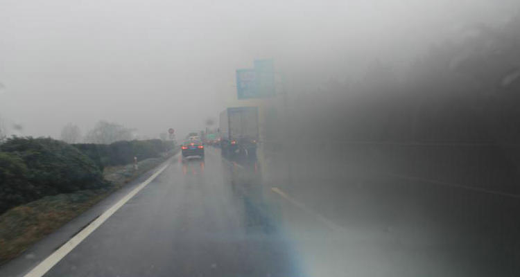 車(chē)?yán)锩胬鲜瞧痨F什么原因